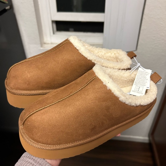 Old Navy Shoes - Old navy woman’s platform slippers